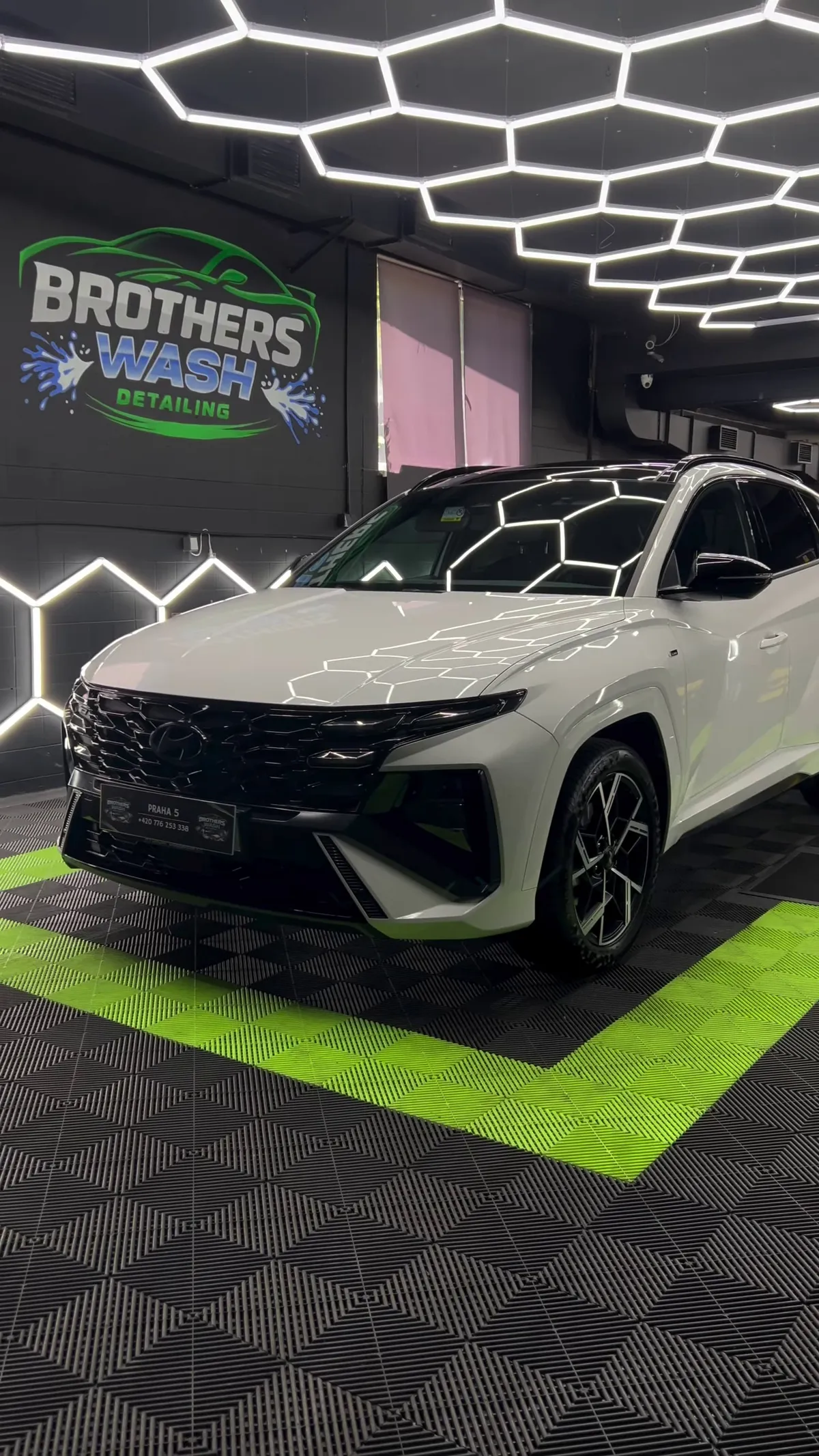 SUV: bílý Hyundai Tucson ve studiu Brothers Wash