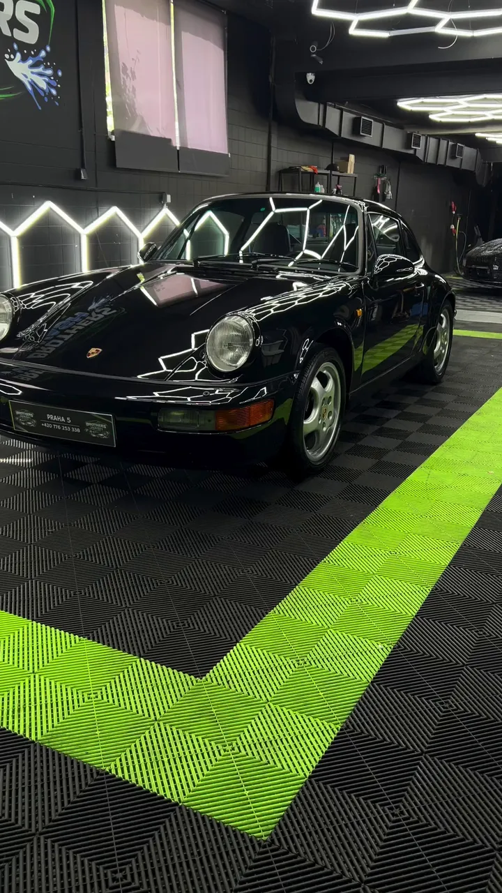 Porsche 911 klasik ve studiu Brothers Wash