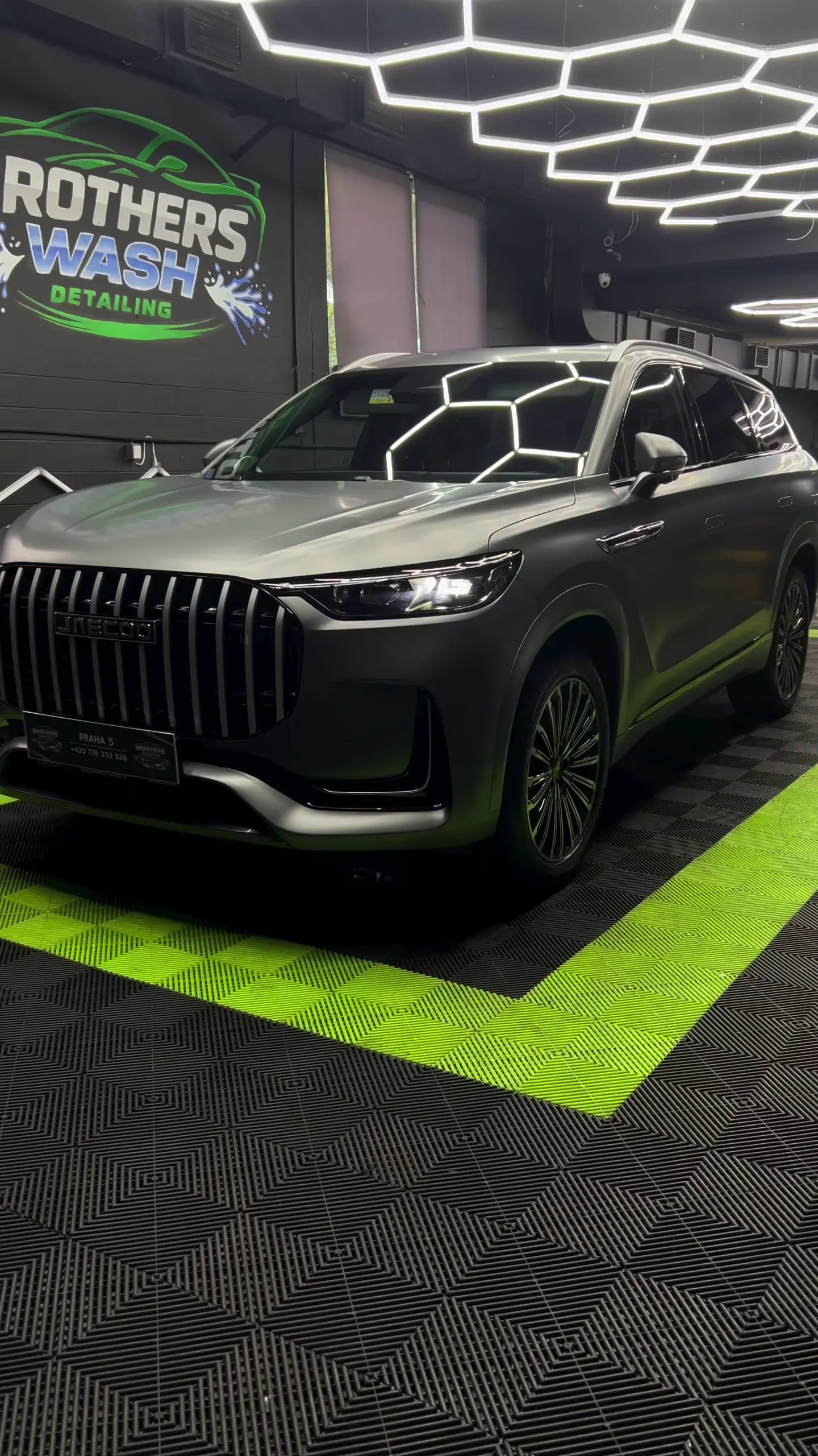 Studio Brothers Wash: hexagonální LED světla a zelený pruh pod autem