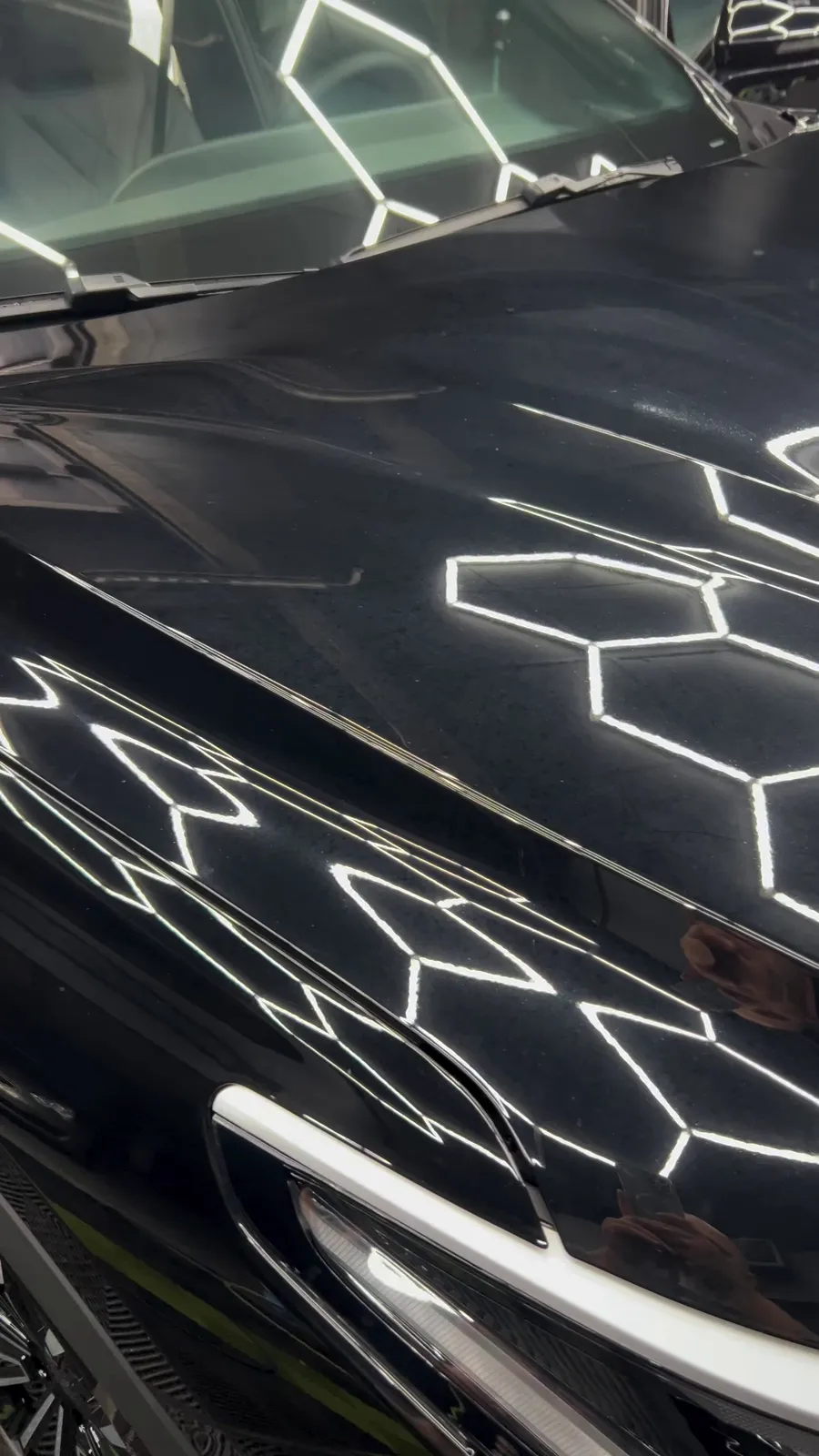 Hexagonální světla v lesku černého laku