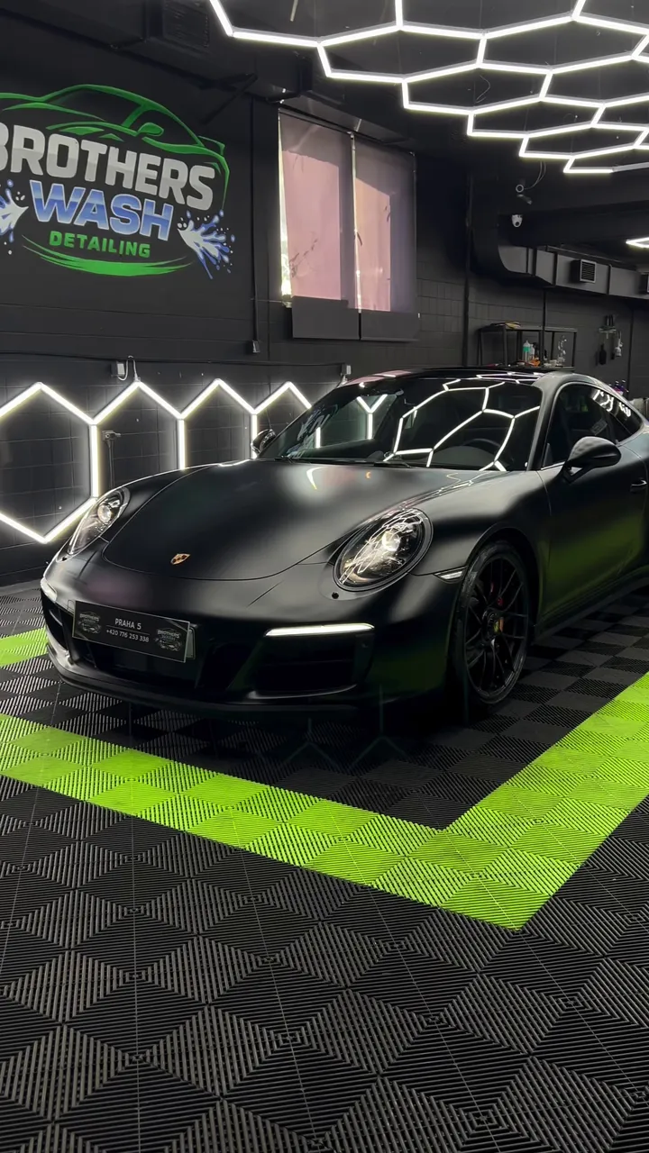 Porsche 911 ve studiu Brothers Wash