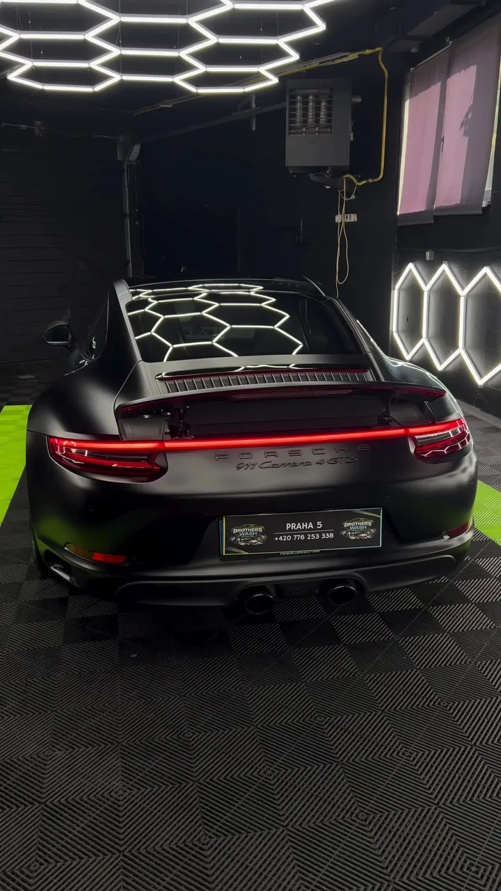 Matně černé Porsche 911 zezadu